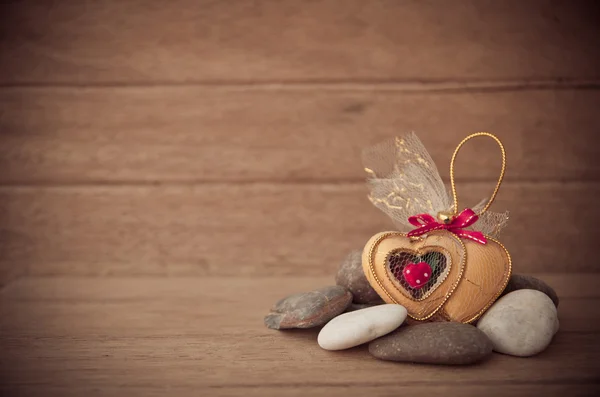 Corazón de oro de recuerdo en la piedra con fondo de madera, Valentín — Foto de Stock