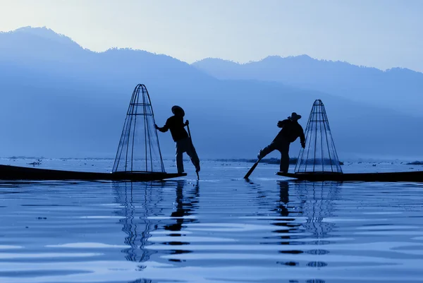 Pescador de Inle Lake en acción durante la pesca, Myanmar — Foto de Stock