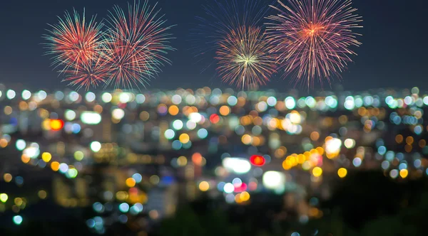 Fuochi d'artificio multicolore con paesaggio urbano bangLiguFoto offuscata bokeh — Foto Stock