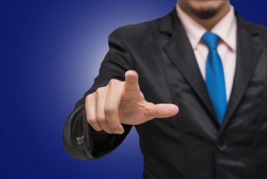 İşaret veya koyu mavi arka plan üzerinde dokunmadan işadamı