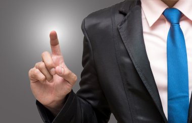 İşaret veya gri arka plan üzerinde dokunmadan işadamı