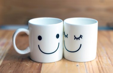 İki mutlu bardak bokeh, aşk kavramı hakkında ahşap tablo