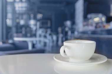 Kahve fincanı kahve dükkanı üzerinde arka plan bulanıklık