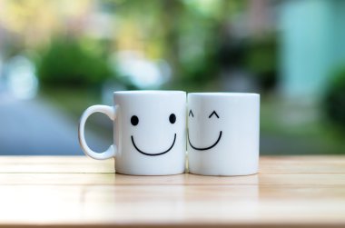 İki mutlu bardak bokeh, aşk kavramı hakkında ahşap tablo