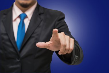İşaret veya koyu mavi arka plan üzerinde dokunmadan işadamı