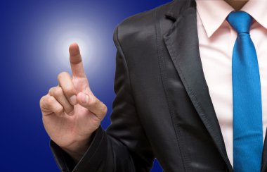 İşaret veya koyu mavi arka plan üzerinde dokunmadan işadamı
