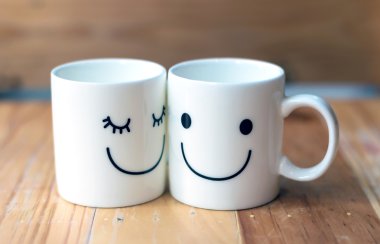 İki mutlu bardak bokeh, aşk kavramı hakkında ahşap tablo