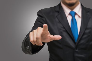 İşaret veya gri arka plan üzerinde dokunmadan işadamı