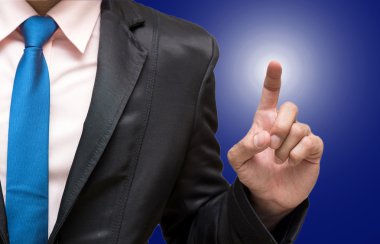 İşaret veya koyu mavi arka plan üzerinde dokunmadan işadamı