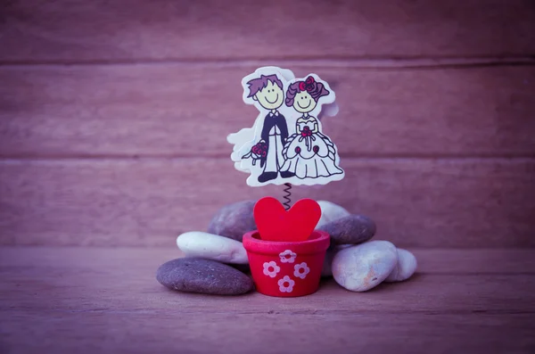Coração vermelho no pote com pedra no fundo de madeira, dia dos namorados — Fotografia de Stock