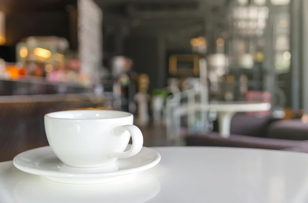 Φλιτζάνι καφέ στο καφενείο θάμπωμα φόντου — Φωτογραφία Αρχείου