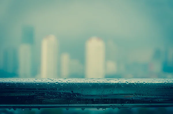 Foto sfocata paesaggio urbano con piogge — Foto Stock