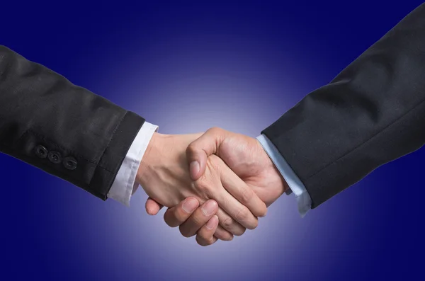 Stringere la mano tra un uomo d'affari e una donna d'affari su blu scuro — Foto Stock