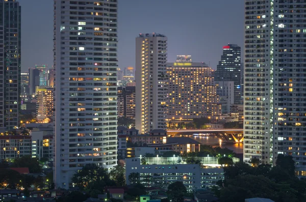 Bangkok stadsgezicht uitzicht op de rivier op twilight moment — Stockfoto