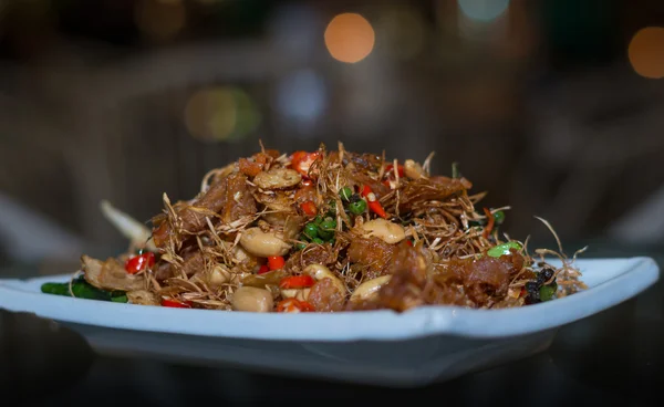 Thailändsk mat, stekt fisk uppståndelse med cashew-nötter i passa smaken — Stockfoto