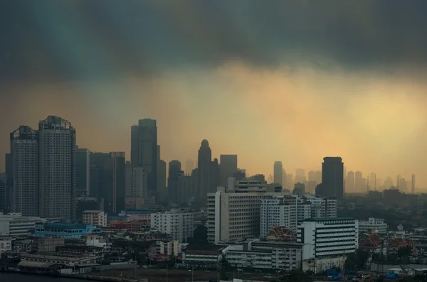 Bangkok stadsgezicht uitzicht op de rivier met zonlicht na regent — Stockfoto