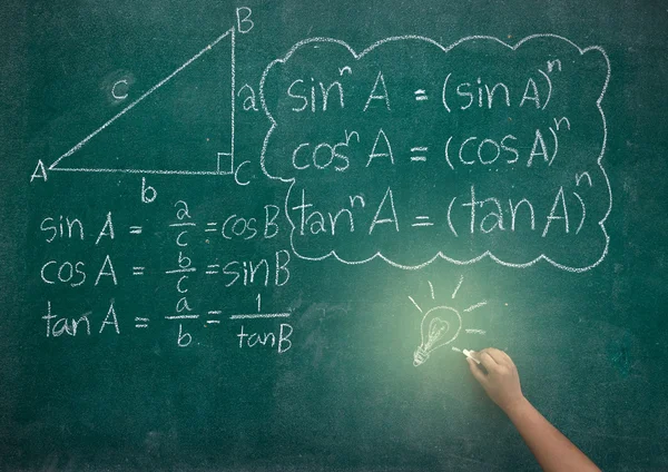 Escribir las fórmulas matemáticas en una pizarra — Foto de Stock