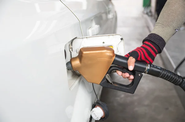 Erkekler yakıt dolum istasyonu arabada eklemek için yakıt meme tutun — Stok fotoğraf