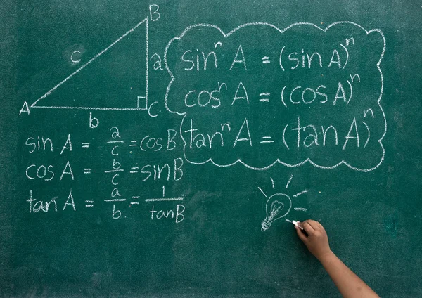 Escrevendo as fórmulas matemáticas em um quadro negro — Fotografia de Stock