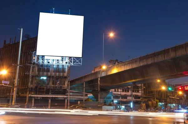 Tom billboard för annonsering på twilight time — Stockfoto