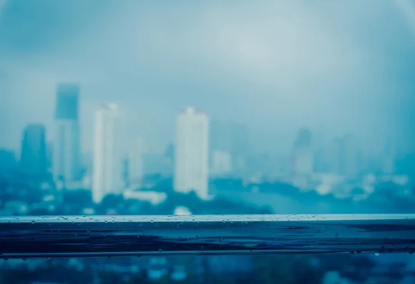 Foto borrosa paisaje urbano con lluvias —  Fotos de Stock