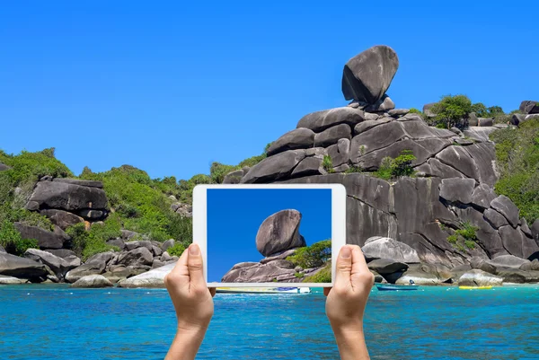 Ženské ruce držící tabletu fotografování Similanské ostrovy, Bea — Stock fotografie