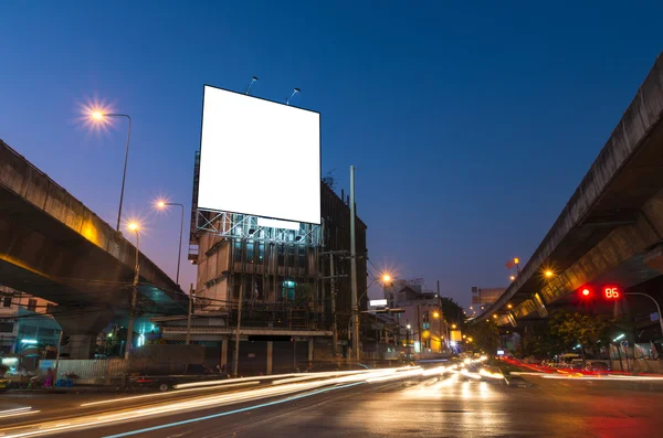 Tom billboard för annonsering på twilight time — Stockfoto