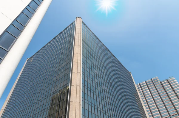 Bâtiment commercial moderne verre de gratte-ciel avec soleil — Photo