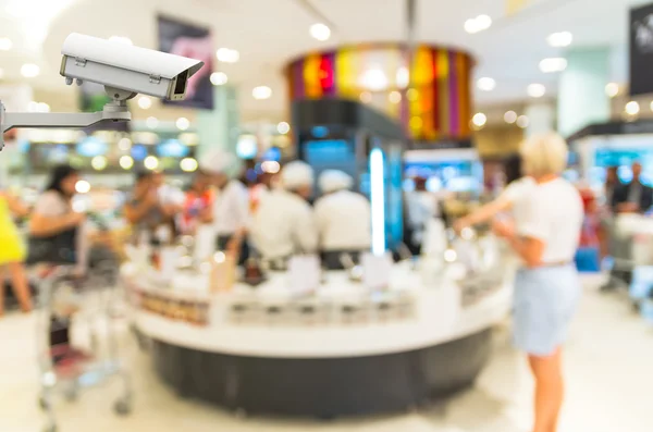 Cámara de seguridad monitoreando el desenfoque de la tienda con fondo bokeh —  Fotos de Stock