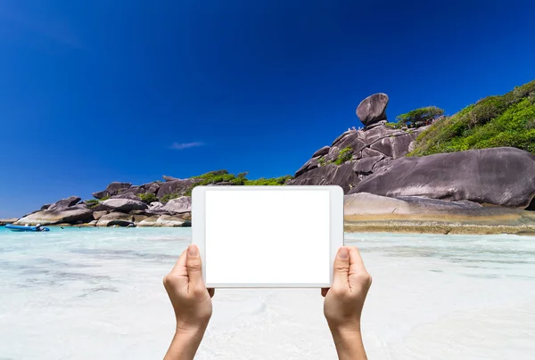 Ženské ruce držící tabletu fotografování Similanské ostrovy, Bea — Stock fotografie