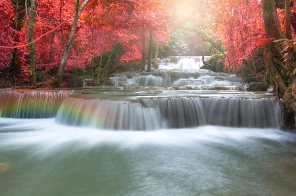 Hermosa cascada en suave enfoque con arco iris en el bosque — Foto de Stock