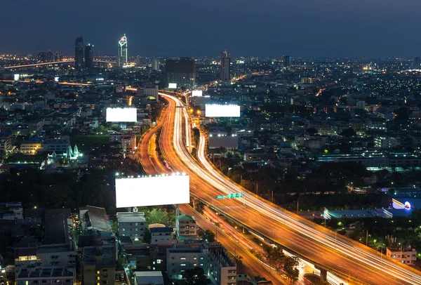 Cartelera grande en blanco con autopista y paisaje urbano en el crepúsculo ti — Foto de Stock