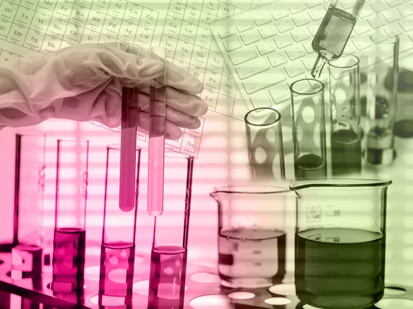 Kemiskt laboratorium, forskare släppa reagenset i testa fla — Stockfoto