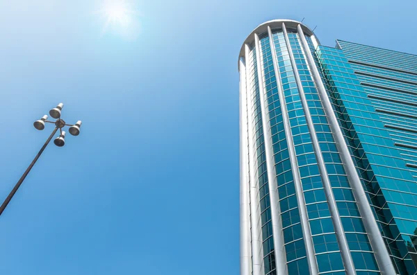 Moderne zone de verre bâtiment d'affaires au centre-ville avec soleil — Photo