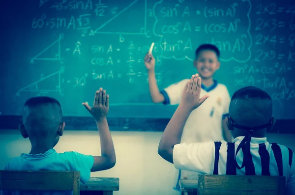 Sınıf arkadaşı arasında ülke okulda sınıfta el kaldırdı — Stok fotoğraf
