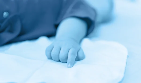 Mano de bebé en la cama —  Fotos de Stock