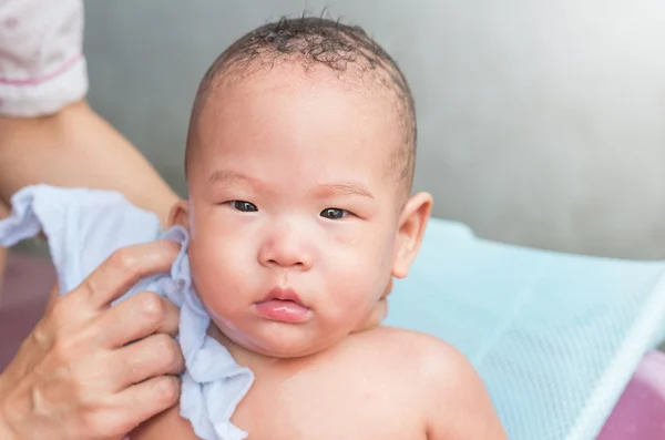 Retrato de feliz asiático bebé bañándose —  Fotos de Stock