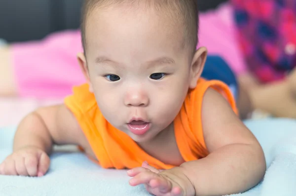 Portrait de bébé asiatique heureux sur le lit — Photo
