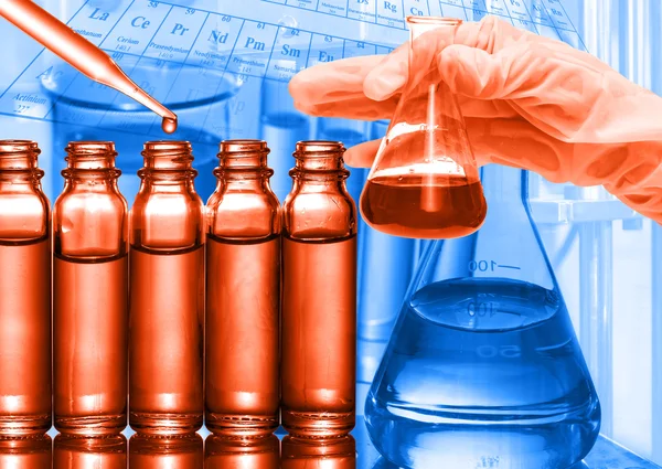 Chemielabor, Wissenschaftler lässt Reagenz ins Reagenzglas fallen — Stockfoto