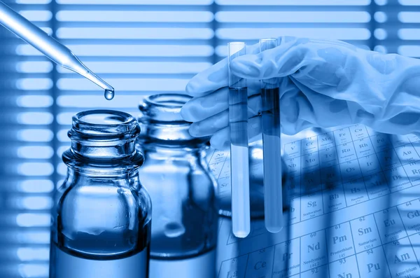 Chemisch laboratorium, wetenschapper daalt het reagens in test fla — Stockfoto
