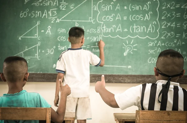 Levantar las manos en el aula en el campo Escuela entre compañeros de clase — Foto de Stock