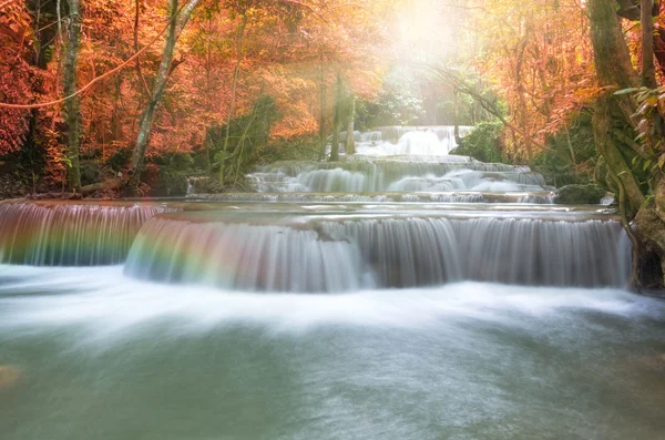 Nádherný vodopád v měkké zaměření s duhou v lese — Stock fotografie