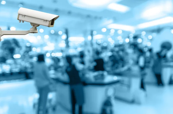 Cámara de seguridad monitoreando el desenfoque de la tienda de cajeros con bokeh bac — Foto de Stock