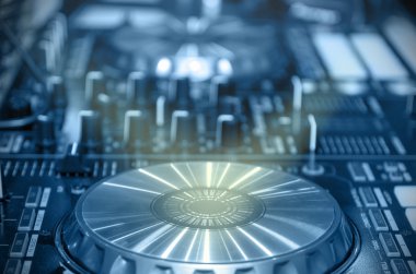 Dijital müzik donanımları, müzik karıştırıcı parça ile