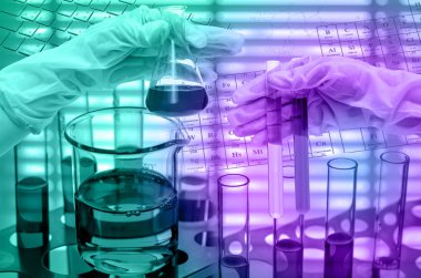 Kimyasal laboratuvar, tüp ve test şişesi tutan el