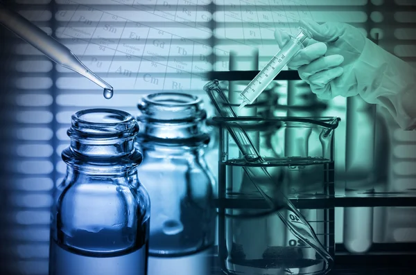 Laboratório Químico, cientista a colocar o reagente no teste de fla — Fotografia de Stock