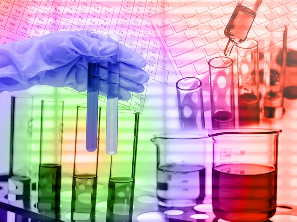 Kemiskt laboratorium, forskare släppa vätska till provrör — Stockfoto