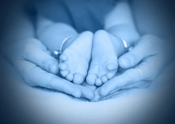 Piedi bambino sulla mano delle madri — Foto Stock