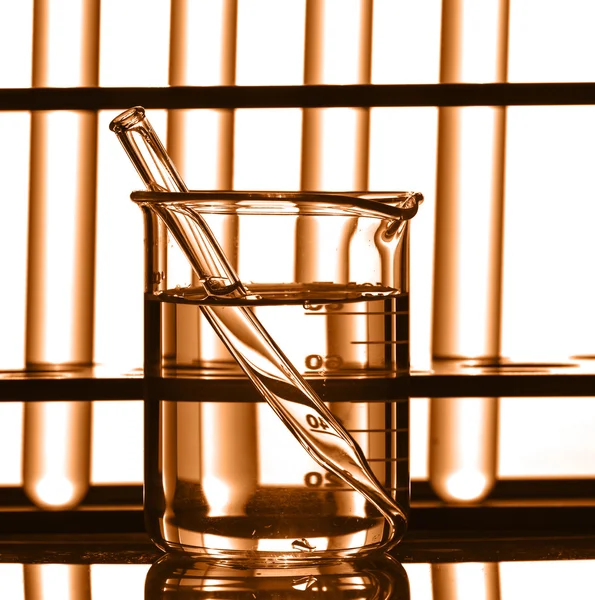 Agua en cristalería de laboratorio — Foto de Stock