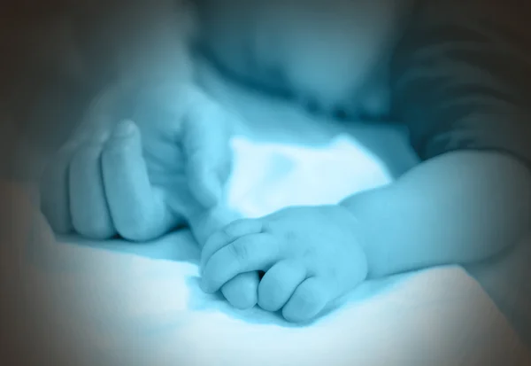 Μωρό χέρι, κρατώντας απαλά το δάχτυλό μαμά — Φωτογραφία Αρχείου